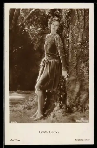AK Schauspielerin Greta Garbo an einem Baum
