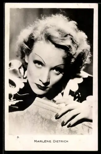 AK Schauspielerin Marlene Dietrich flirtet mit der Kamera