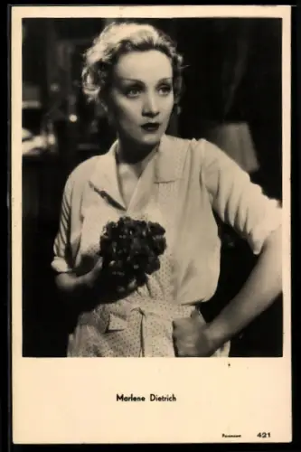 AK Schauspielerin Marlene Dietrich mit weisser Bluse und Schürze