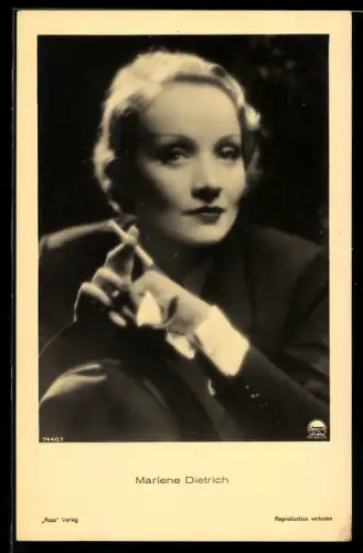 AK Portrait Schauspielerin Marlene Dietrich im Jackett