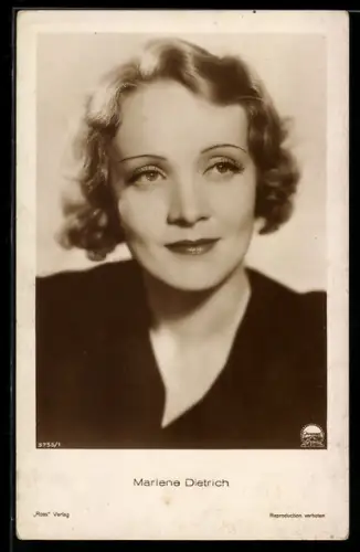 AK Schauspielerin Marlene Dietrich im schwarzen Kleid mit melancholischem Blick