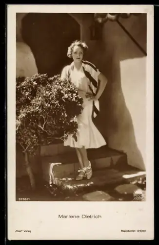 AK Schauspielerin Marlene Dietrich steht auf einer Treppe