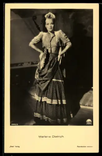 AK Portrait Schauspielerin Marlene Dietrich im spanischen Kleid mit Fecher