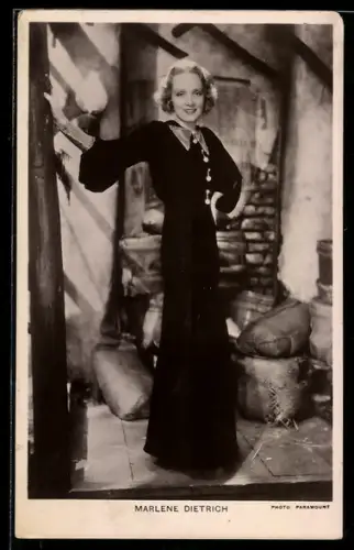 AK Schauspielerin Marlene Dietrich im langen, schwarzen Gewand