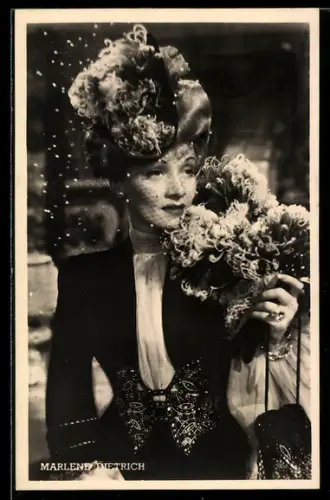 AK Schauspielerin Marlene Dietrich im Filmkostüm