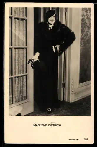 AK Marlene Dietrich, Portrait der Schauspielerin in Pelz