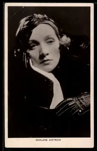 AK Schauspielerin Marlene Dietrich mit Lederhandschuhen