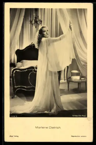 AK Schauspielerin Marlene Dietrich im Schlafzimmer