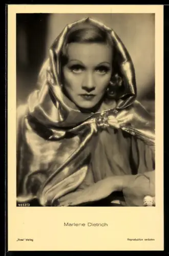 AK Schauspielerin Marlene Dietrich im schimmernden Umhang
