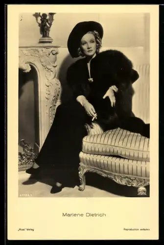 AK Schauspielerin Marlene Dietrich im Pelz