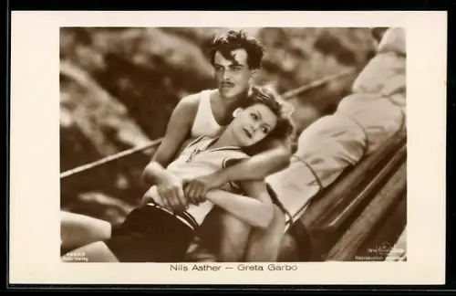 AK Schauspielerin Greta Garbo & Schauspieler Nils Asther auf einem Schiff