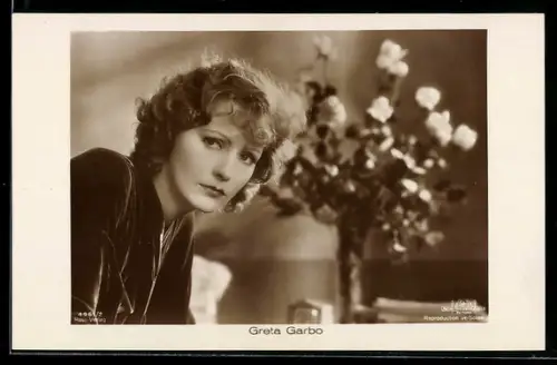 AK Schauspielerin Greta Garbo neben einem Blumenstrauss