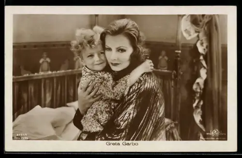 AK Schauspielerin Greta Garbo hält ein Kind im Arm