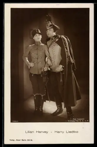 AK Schauspielerin Lilian Harvey und Harry Liedtke in Militär-Uniform porträtiert