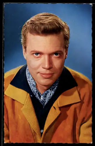 AK Schauspieler Karlheinz Böhm in Wildlederjacke
