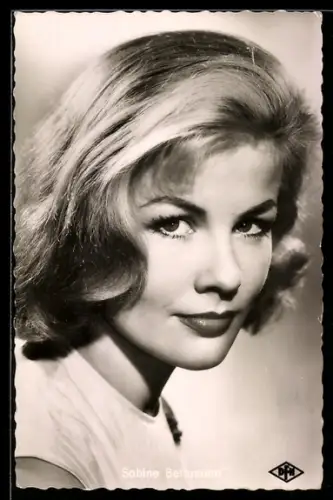 AK Sabine Bethmann in Haie u. kleine Fische, Portrait