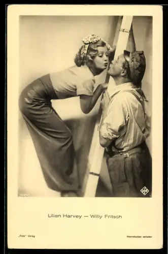 AK Schauspielerin Lilian Harvey küsst Schauspieler Willy Fritsch