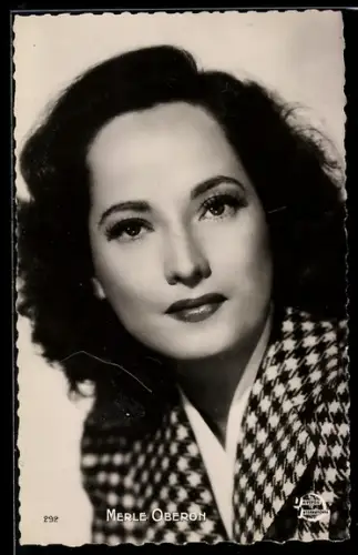 AK Schauspielerin Merle Oberon im karierten Blazer