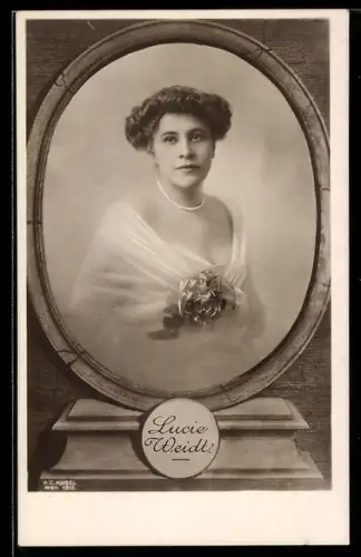AK Lucie Weidt, Portrait im Schmuckrahmen
