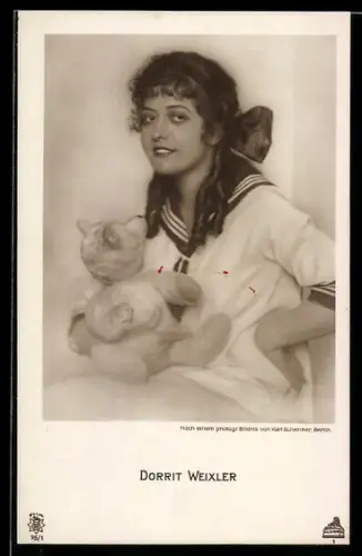 AK Dorrit Weixler, Portrait mit Teddybär