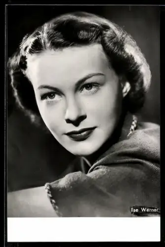 AK Ilse Werner im kurzärmeligen Oberteil, Portrait