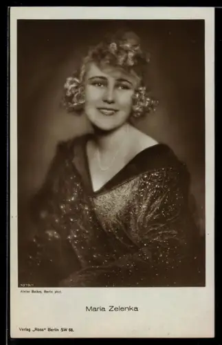AK Maria Zelenka lächelt, Portrait
