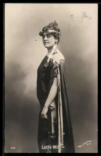 AK Lotte Witt, Portrait im Kleid mit Bändern