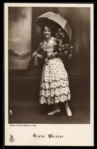 AK Schauspielerin Grete Weixler im Kleid mit Regenschirm und einem Strauss Blumen auf dem Arm
