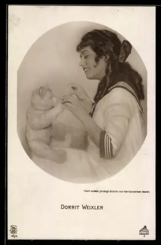 Foto-AK Portrait der Schauspielerin Dorrit Weixler im Matrosenanzug mit Teddy spielend