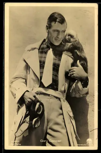 AK Schauspieler Gary Cooper mit einem Affen auf der Schulter