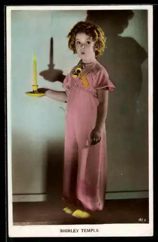 AK Shirley Temple im Nachthemd mit Kerze, Portrait
