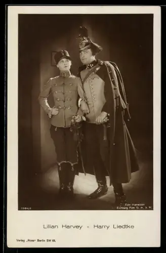 AK Schauspielerin Lilian Harvey und Harry Liedtke in Militär-Uniform porträtiert