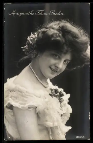 AK Schauspielerin Margaretha Fehim-Pascha mit Blumen im Haar