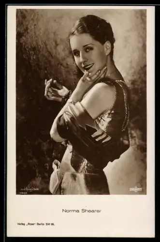 AK Schauspielerin Norma Shearer mit freundlichem Lächeln