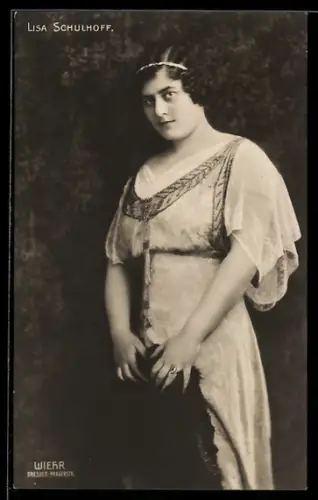 AK Schauspielerin Lisa Schulhoff im Kleid