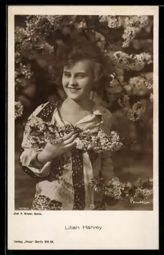 AK Schauspielerin Lilian Harvey in einem geblümten Kleid unter einem blühenden Baum