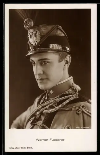 AK Schauspieler Werner Fuetterer elegant in Filmuniform