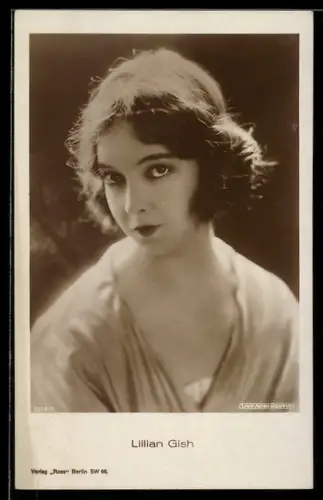 AK Schauspielerin Lillian Gish mit Blick in die Kamera