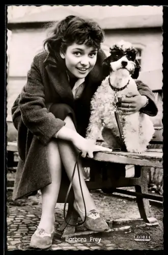 AK Schauspielerin Barbara Frey mit Hund auf einer Bank sitzend