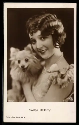 AK Schauspielerin Madge Bellamy mit Hund