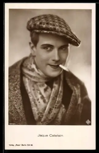AK Jaque Catelain, Portrait des Schauspielers mit Schiebermütze und Zigarette