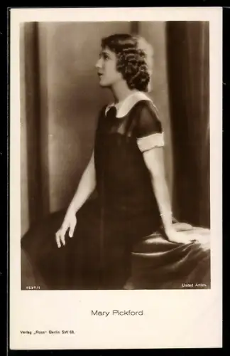 AK Schauspielerin Mary Pickford nachdenklich auf einer Bank sitzend