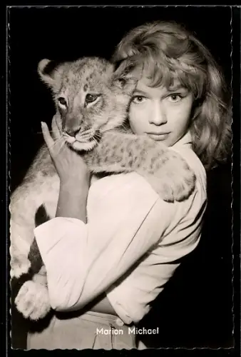 AK Schauspielerin Marion Michael mit Leopardenbaby