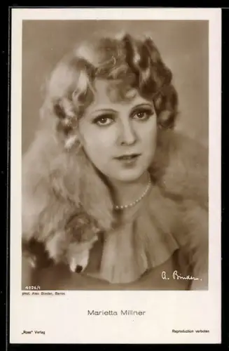 AK Schauspielerin Marietta Millner mit Pelzstola und Perlenkette