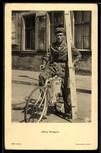 AK Schauspieler Willy Fritsch als Fensterputzer Blitz-Blank mit Fahrrad