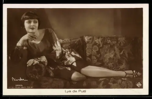AK Schauspielerin Lya de Putti auf einer Couch liegend