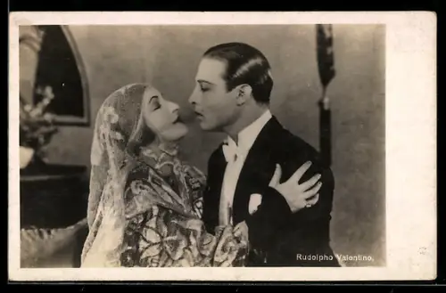 AK Rudolpho Valentino mit Partnerin in einer Filmszene