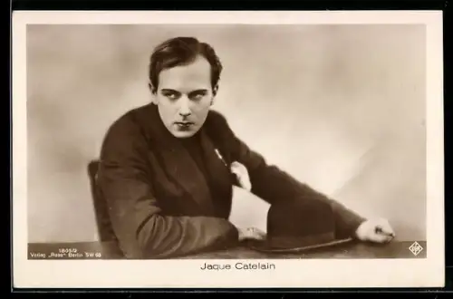 AK Jaque Catelain, mit Melone an einem Tisch sitzend, Portrait