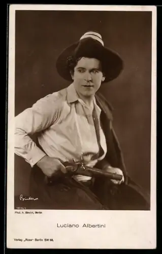 AK Luciano Albertini mit Hut und Pistole, Portrait
