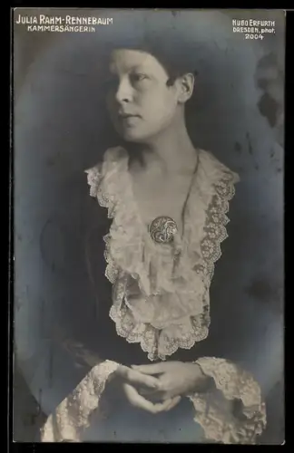 Foto-AK Hugo Erfurth: Opernsängerin Julia Rahm-Rennebaum im Portrait mit Medaillon